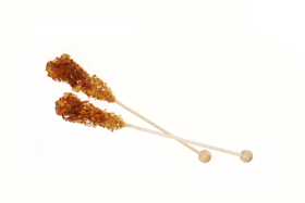 Brauner Kandis auf Holzspies. Kandissticks braun