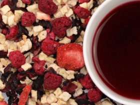 Unser Granatapfel-Himbeer Fr�chtetee als lose Ware und frisch aufgebr�ht in einer Teeschale Fr�chtetee Granatapfel Himbeer
