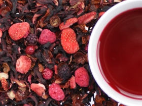 Unser Heimisches Obstk�rbchen, ein Fr�chtetee voller lieblicher Beeren und mit tief dunkler Tasse. Fr�chtetee Heimisches Obstk�rbchen